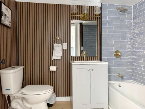 Koupelna v ubytování Redbrick Suites - 1BR-1BA Apts near UE