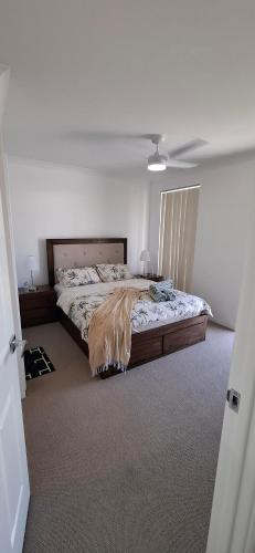 Afbeelding uit fotogalerij van Relaxing Lake side Master Room in Kelmscott