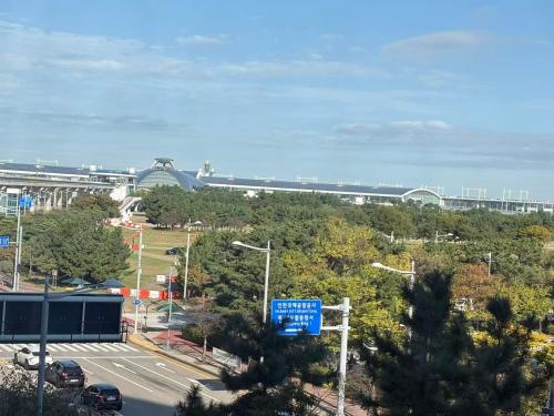 仁川市温馨小屋Cozy House的停车场的景色，背景是高速公路。