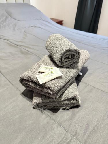 a pile of towels sitting on top of a bed at Complejo NAEN - Beach Apartments - Mar del Tuyú in Mar del Tuyú