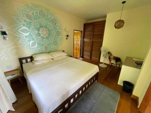 une chambre avec un grand lit avec une fleur sur le mur dans l'établissement Canopy Panorama Residence Double suite, à Haad Yuan