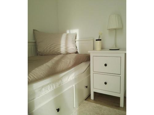 Una cama o camas en una habitación de Moderne Ferienwohnung mit Sauna & Terrasse