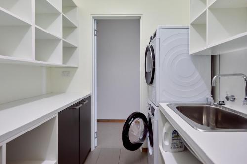 Kuchyň nebo kuchyňský kout v ubytování Cloudy Bay Beach House - Luxury Escape in Bruny Island