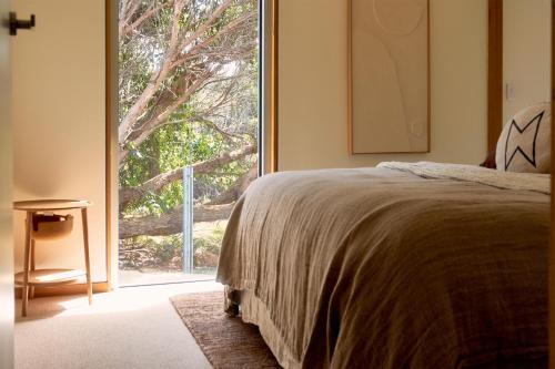 Postel nebo postele na pokoji v ubytování Cloudy Bay Beach House - Luxury Escape in Bruny Island