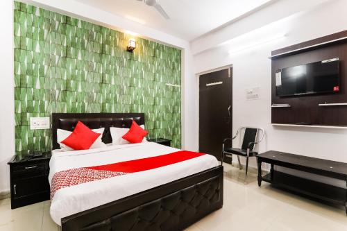 Postel nebo postele na pokoji v ubytování Hotel O A.N College Patna Formerly Hudco Grand