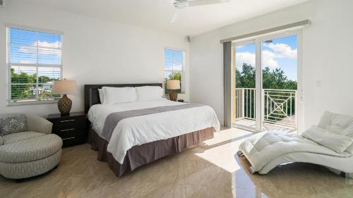 um quarto com uma cama, uma cadeira e uma janela em 131 Mariners Club em Key Largo