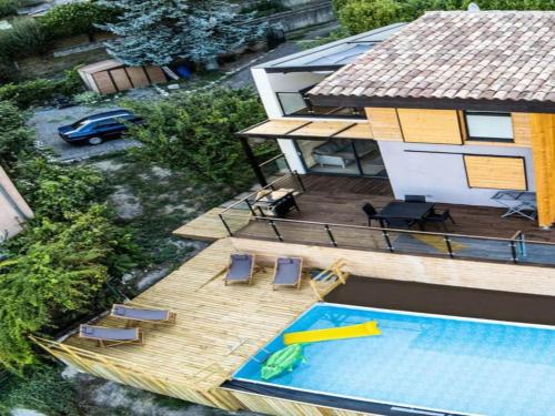 Mountain-view eco-friendly cottage