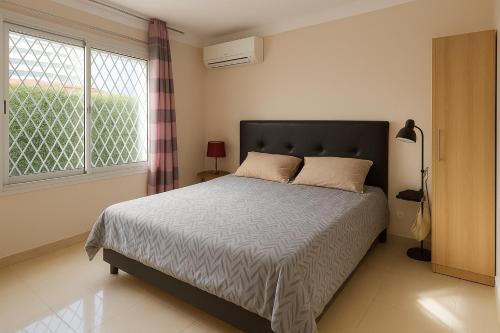 une chambre avec un grand lit et une fenêtre dans l'établissement Villa Ocre, à La Celle-sous-Gouzon