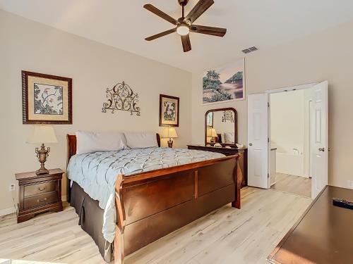 Pool, spa & game room near theme parks photo 9