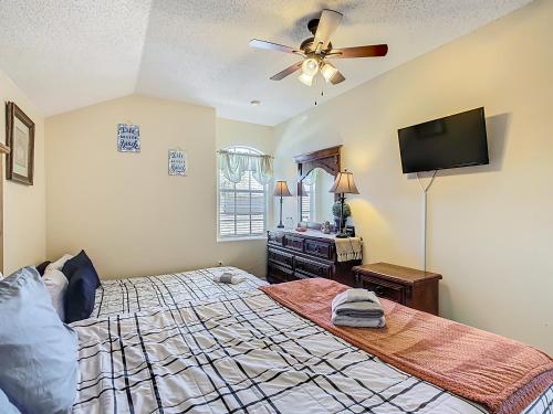 Pool, spa & game room near theme parks photo 43