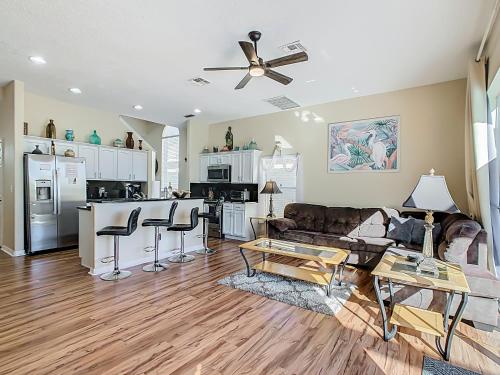 Pool, spa & game room near theme parks photo 29