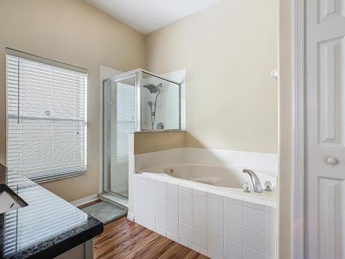 Pool, spa & game room near theme parks photo 37