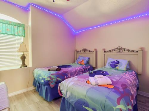 Pool, spa & game room near theme parks photo 44