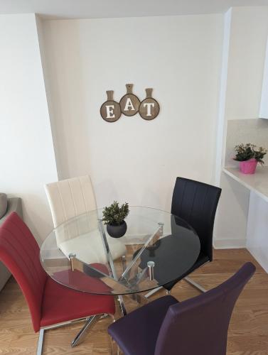 ein Esszimmer mit Glastisch und Stühlen in der Unterkunft Modern Condo in Ottawa Downtown in Ottawa