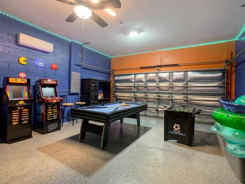 Pool, spa & game room near theme parks photo 57