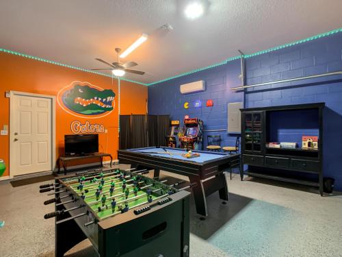 Pool, spa & game room near theme parks photo 12