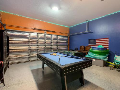 Pool, spa & game room near theme parks photo 56