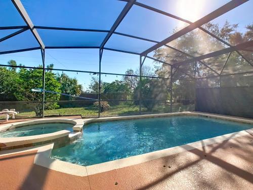 Pool, spa & game room near theme parks photo 60