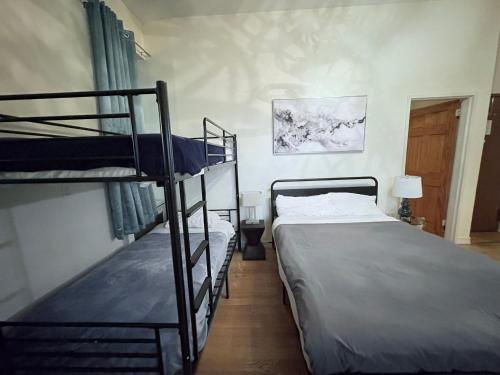 Postel nebo postele na pokoji v ubytování The Marlow Midtown