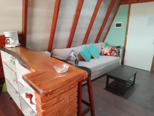 ein Wohnzimmer mit Sofa und Tisch in der Unterkunft Nomená Caqué in Colonia Chapadmalal