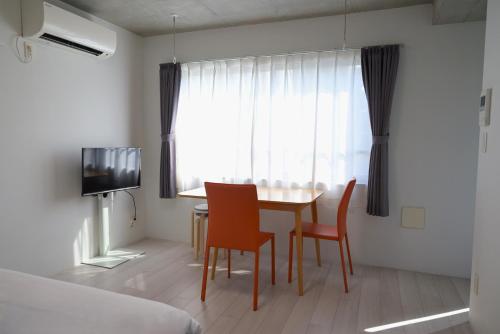 a room with a table and chairs and a window at ラフィット両国 in Tokyo