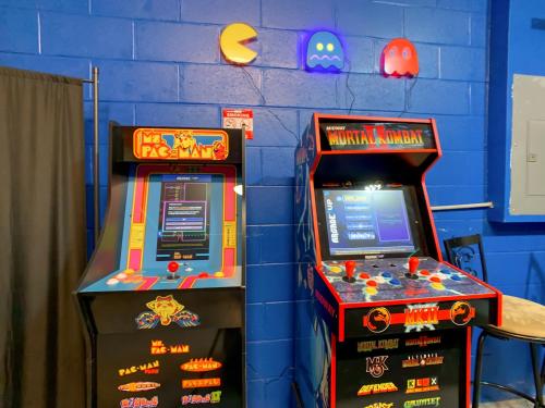 Pool, spa & game room near theme parks photo 73