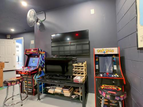 Pool, spa & game room near theme parks photo 72