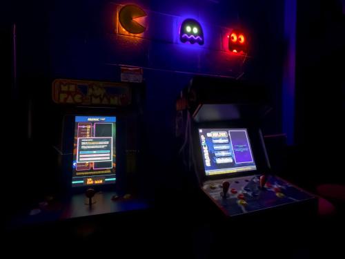 Pool, spa & game room near theme parks photo 71