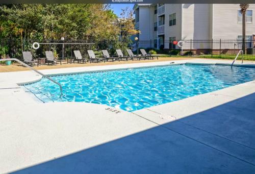 Bazén v ubytování Modern Pool Latte Bar Walk to Beach nebo v jeho okolí