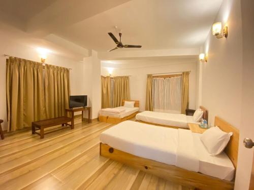 Ένα ή περισσότερα κρεβάτια σε δωμάτιο στο Hotel ZhuSa