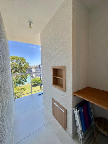 サンタ・マリアにあるApartment 603 Conforto e modernidade em cada detalheの窓と本棚のある壁のある部屋