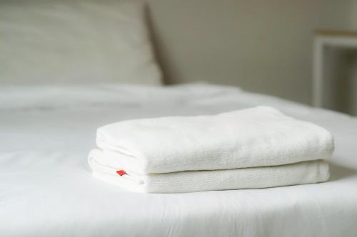 Giường trong phòng chung tại XX NP Place Santitham - สันติธรรม