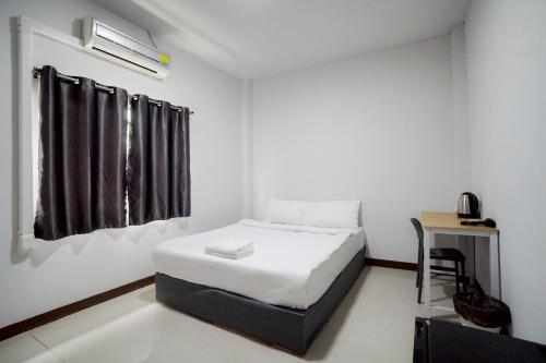 Giường trong phòng chung tại XX NP Place Santitham - สันติธรรม