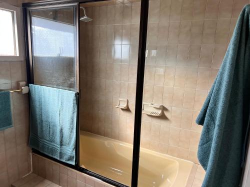 ein Badezimmer mit Dusche mit Glastür in der Unterkunft La Casa in Bogotá