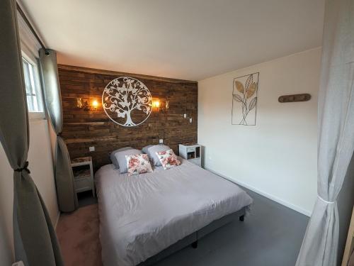 Ένα ή περισσότερα κρεβάτια σε δωμάτιο στο Charmant gîte PMR avec parking, 2 chambres, salles d'eau privatives - Accueil chaleureux - FR-1-611-103