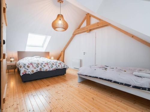 une chambre avec deux lits dans un grenier dans l'établissement Villa Centre ville du Touquet avec Climatisation et Wifi - FR-1-821-48, à Le Touquet-Paris-Plage