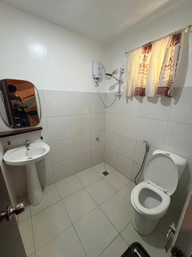 a bathroom with a toilet and a sink at Coluradel Hostel 