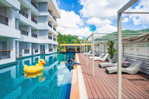 Bazén v ubytování Casa Del M Patong Phuket - Newly Renovated nebo v jeho okolí