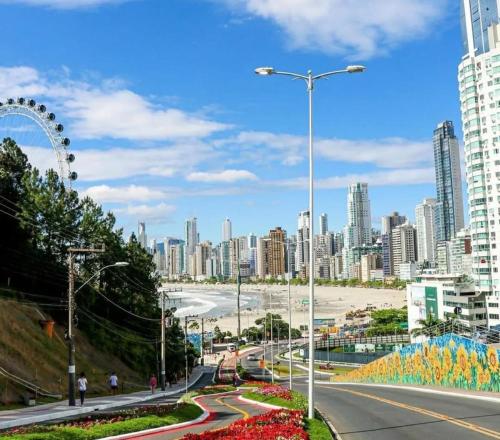 Nespecifikovaný výhled na destinaci Itajaí nebo výhled na město při pohledu z prázdninového domu