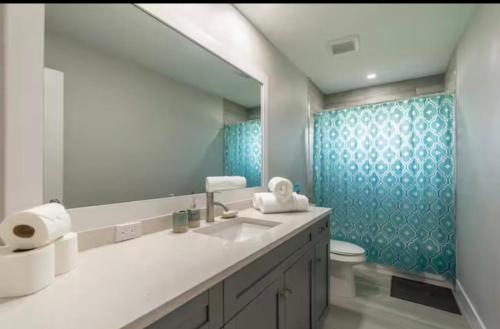 北迈尔斯堡4311 S Atlantic Cir North North Fort Myers的浴室里有洗手池和镜子