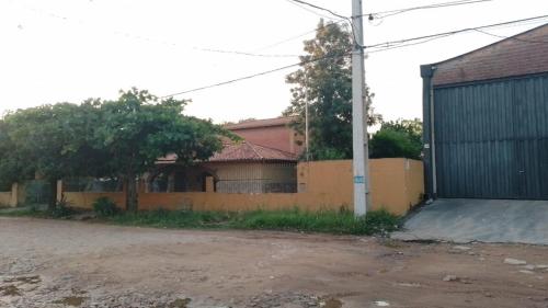 a house with a fence and a garage at Casa Argentina in Limpio