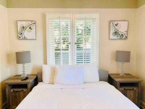 Postel nebo postele na pokoji v ubytování Oasis Villa in West Hollywood with Heated Pool & SPA