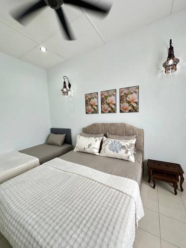 Postel nebo postele na pokoji v ubytování Rumah Eve Taman Banting Baru