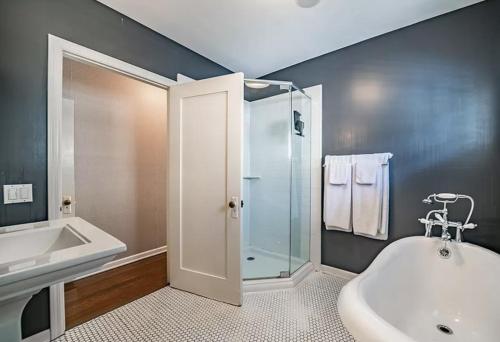 Koupelna v ubytování Oasis Villa in West Hollywood with Heated Pool & SPA