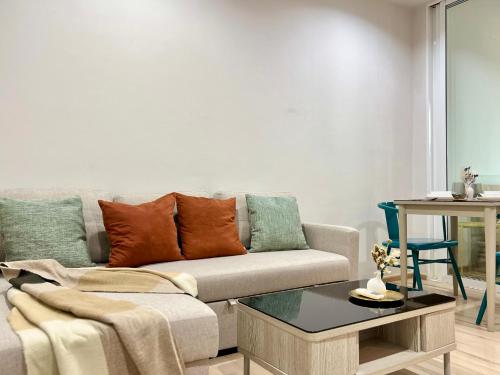 Posezení v ubytování 1BR Apartment with Rooftop Pool - The Base Height Phuket town