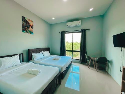 Postel nebo postele na pokoji v ubytování Tuscany Hotel Buriram