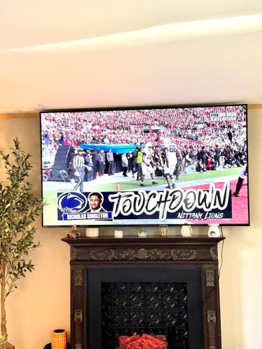 TV a/nebo společenská místnost v ubytování Tranquil 3BR Mountain Hideaway - Step From PSU