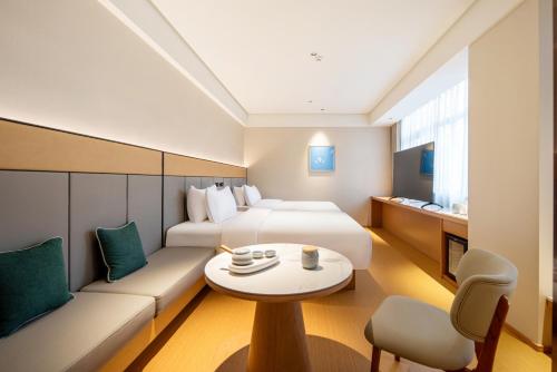 Postel nebo postele na pokoji v ubytování All Seasons Hotel Zhangjiajie National Forest Park Landmark Store
