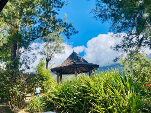 a gazebo in the middle of a garden at Letoilevelli in Salazie