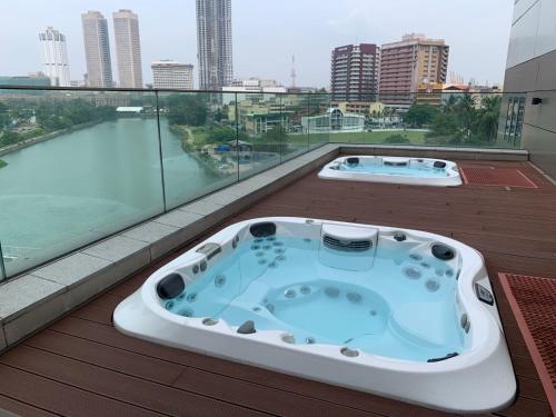 eine Whirlpool-Badewanne auf dem Dach eines Gebäudes in der Unterkunft Cinnamon Life Residencies- Luxury 2 Bedroom Apartment 18th Floor in Colombo